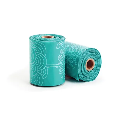 Две ролки тюркоазени торбички за кучешки изпражнения с флорален мотив.