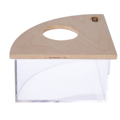 Boîte d’angle avec couvercle en bois clair percé d’un trou rond et base transparente, logo Trixie visible sur le dessus.