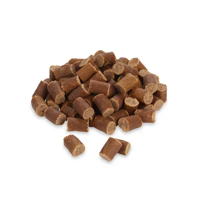 Braune, zylindrische Leckerli-Stücke in einem Haufen, geeignet als Snack oder Belohnung für Haustiere.