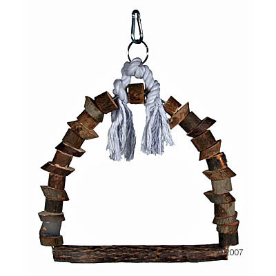 Dřevěná houpačka s bílým provazem a kovovou karabinou na zavěšení, určeno pro klece nebo voliéry. Dřevěná houpačka s bílým provazem a kovovou karabinou na zavěšení, určeno pro klece nebo voliéry.