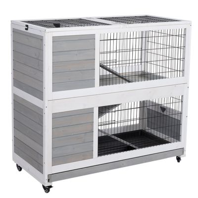 Twee verdiepingen houten en metalen knaagdierenkooi met traliewanden, geïntegreerde hellingen en wielen voor eenvoudig verplaatsen.