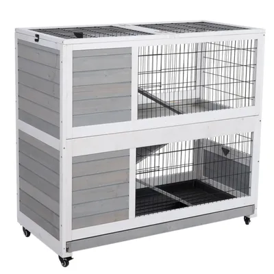 Cage à deux niveaux en bois et métal avec roulettes, panneaux latéraux gris, rampes intérieures visibles, portes grillagées sur le dessus et l’avant.
