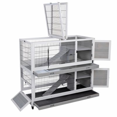 Twee verdiepingen houten en metalen knaagdierkooi met traliewanden, hellingen, meerdere deuren en uitschuifbare bodembak.