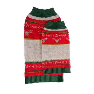 Deux pulls pour animaux en tricot, motifs de rennes et flocons, rayures rouges, vertes et grises, col et bords verts. Taille différente visible.