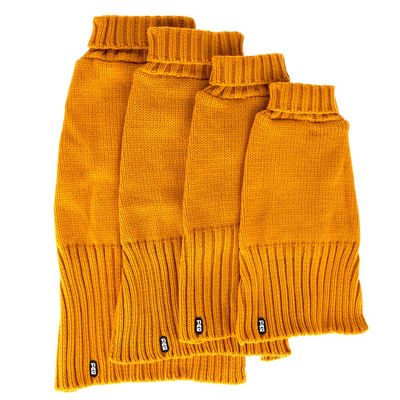 Čtyři žluté pletené svetry pro psy v různých velikostech s žebrovaným límcem a manžetami, každý s malým logem FCG.