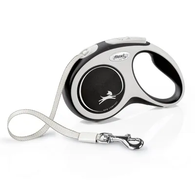 Flexi hundesnor New Comfort med ergonomisk greb, sort-hvidt design, metalkarabinhage og udtrækkelig line.