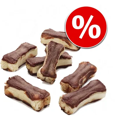 Kostki do żucia w kształcie kości, brązowo-białe, kilka sztuk na białym tle. Czerwone kółko z symbolem procenta oznaczającym promocję. Kostki do żucia w kształcie kości, brązowo-białe, kilka sztuk na białym tle. Czerwone kółko z symbolem procenta oznaczającym promocję.