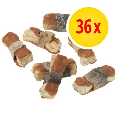 36 snack per cani a forma di rotolo, avvolti con pelle e strato esterno scuro simile a pesce, senza confezione visibile. Numero 36x in cerchio giallo. 36 snack per cani a forma di rotolo, avvolti con pelle e strato esterno scuro simile a pesce, senza confezione visibile. Numero 36x in cerchio giallo.