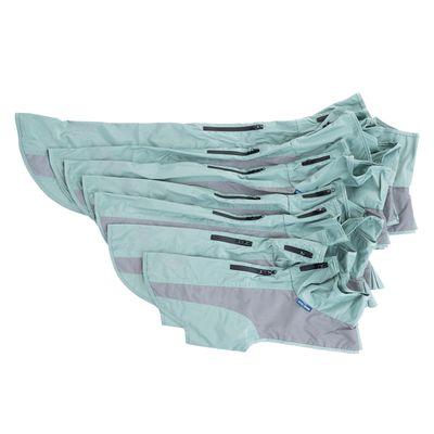Manteaux pour chien en tissu vert clair, plusieurs tailles empilées, fermetures éclair noires et empiècements gris visibles sur chaque manteau.