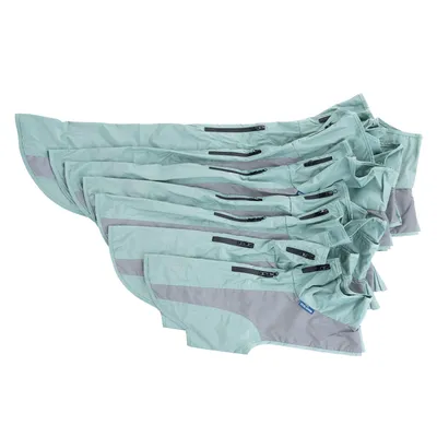Manteaux pour chien en tissu vert clair, plusieurs tailles empilées, fermetures éclair noires et empiècements gris visibles sur chaque manteau.