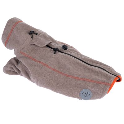 Bruine hondenjas met oranje naden, verstelbaar trekkoord en rits. Ronde grijze badge met 'N' zichtbaar.