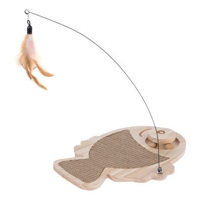 Jouet pour chat en forme de poisson en bois avec surface à griffer en sisal et canne à plumeau suspendue sur tige métallique.