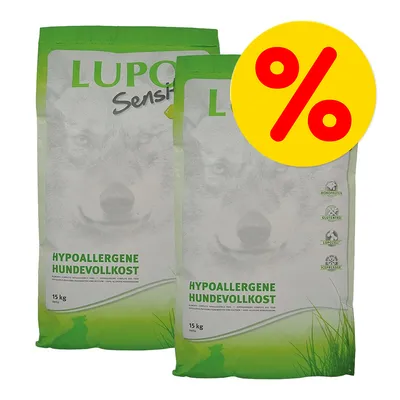 To sække Lupo Sensitiv Hypoallergene HundeVollkost, 15 kg hver. Synligt gult mærke med rødt procenttegn. Tekst: Monoprotein, glutenfrei, lupotec, icelpressed. To sække Lupo Sensitiv Hypoallergene HundeVollkost, 15 kg hver. Synligt gult mærke med rødt procenttegn. Tekst: Monoprotein, glutenfrei, lupotec, icelpressed.