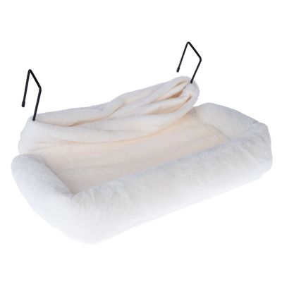 Wit, gevoerd hangmeubel met metalen haken voor bevestiging, geschikt voor kooien of traliewerk.