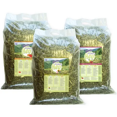 Tre confezioni di fieno Bunny FrischGras Heu da 2 kg ciascuna, etichette visibili con testo informativo e immagini di ingredienti naturali sul fronte delle buste trasparenti.
