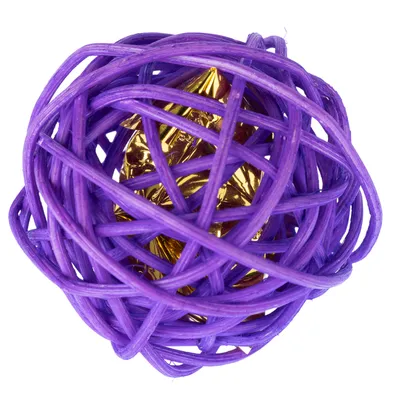Lila leksboll av flätat material med gyllene folie inuti, lämplig för interaktiv lek.