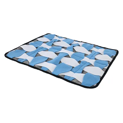 Tapis rectangulaire en tissu bleu, blanc et gris à motifs entrelacés, surface texturée avec bords noirs visibles. Aucun texte ou marque apparente.