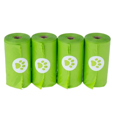Vier groene rollen met hondensymbool, waarschijnlijk hondenpoepzakjes.