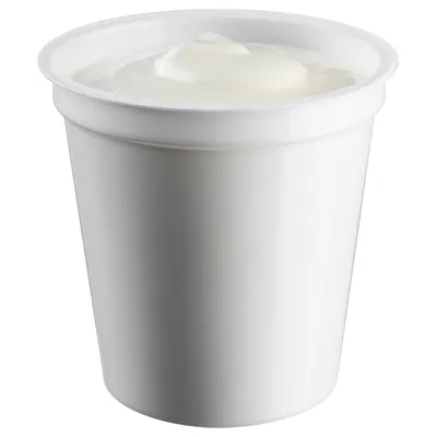 Pahar din plastic alb cu conținut cremos, probabil iaurt sau consistență similară. Pahar din plastic alb cu conținut cremos, probabil iaurt sau consistență similară.