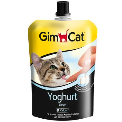 GimCat Yoghurt mit Calcium, laktosereduziert. Für gesunde Knochen. Abbildung einer Katze, die Joghurt von einem Finger leckt.