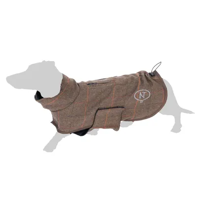 Manteau pour chien en tissu marron à motif carreaux, logo NT visible sur le côté, fermeture par scratch sous le ventre, boucle d’attache à l’arrière.