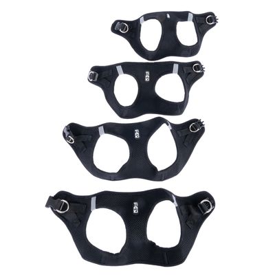 Quattro pettorine nere in mesh traspirante con strisce rifrangenti e anelli in metallo, diverse taglie visibili.