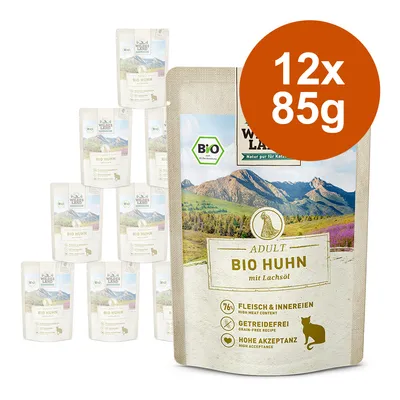 Adult Bio Huhn mit Lachsöl, 12x85g. 76% Fleisch & Innereien, getreidefrei, hohe Akzeptanz. Bio-Zertifikat sichtbar. Verpackung zeigt Berglandschaft und Katze. Adult Bio Huhn mit Lachsöl, 12x85g. 76% Fleisch & Innereien, getreidefrei, hohe Akzeptanz. Bio-Zertifikat sichtbar. Verpackung zeigt Berglandschaft und Katze.