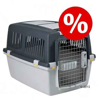 Draagbox voor huisdieren van kunststof met metalen deur, grote rode kortingssticker met wit procentteken zichtbaar op de hoek.