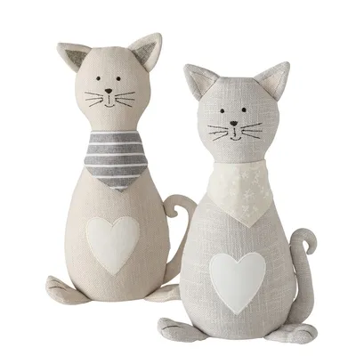 Zwei dekorative Stoffkatzen in Beige mit Herzmotiv und Halstüchern, eine gestreift und eine mit Blumenmuster.