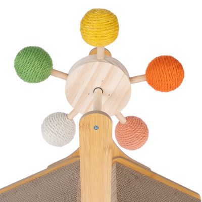 Giocattolo in legno con cinque palline colorate in materiale corda: giallo, verde, bianco, arancione e rosso. Fissato su una struttura in legno.