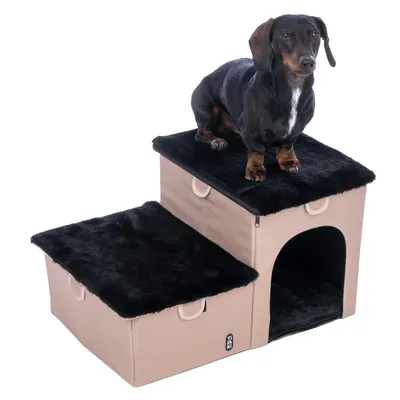 Hond zit op een beige-zwarte trap met twee treden en geïntegreerde holruimte. Product toont multifunctioneel ontwerp voor huisdieren.