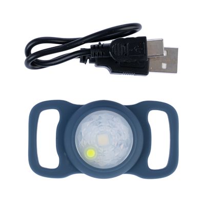 LED-лампа с синим силиконовым ремешком и USB-кабелем для зарядки, подходит для крепления на предметах.