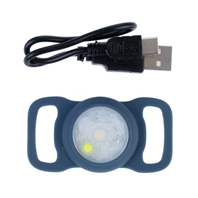 LED-Licht mit blauem Silikonband und USB-Ladekabel, geeignet für Befestigung an Gegenständen.