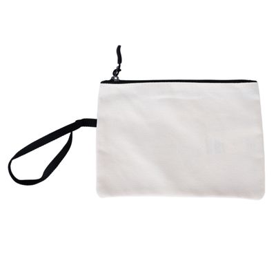 Weisse Stofftasche mit schwarzem Reissverschluss und Trageschlaufe aus schwarzem Band.