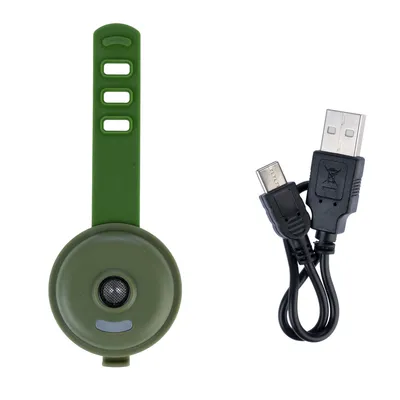 Dispositif rond vert avec sangle réglable en plastique et câble de chargement USB noir à double connecteur, posés côte à côte.