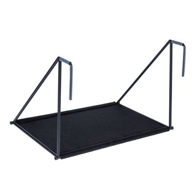 Svart hängmatta med metallram och två upphängningsöglor, lämplig för montering på burar eller ställningar.