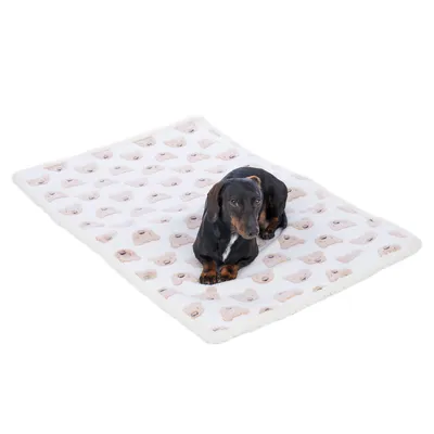 Weiße Hundedecke mit beigem Hundemuster, darauf liegt ein schwarzer Dackel. Decke aus weichem Material für Haustiere.