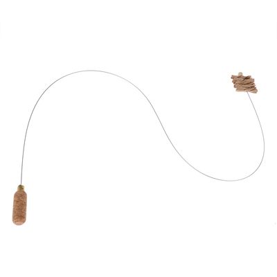 Bâtonnet en bois relié par un fil métallique à une pelote de papier froissé, matériaux visibles : bois, métal, papier.