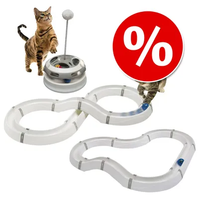 Kattelegesæt med boldbane, aktivitetslegetøj og kat. Stor rød procent-tegn cirkel indikerer tilbud eller rabat. Kattelegesæt med boldbane, aktivitetslegetøj og kat. Stor rød procent-tegn cirkel indikerer tilbud eller rabat.