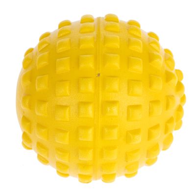 Palla gialla con superficie strutturata e borchie quadrate, adatta per gioco o allenamento.