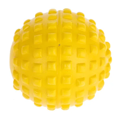 Palla gialla con superficie strutturata e borchie quadrate, adatta per gioco o allenamento.