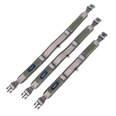 Tre collari regolabili in tessuto verde e beige con fibbie in plastica e targhetta blu con scritta 'Non-stop dogwear' visibile su ciascun collare.