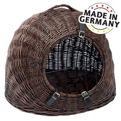 Cesta redonda de mimbre marrón con rejilla metálica y correa de cuero. Texto: Made in Germany.