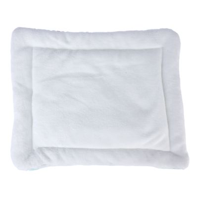 Tapis rectangulaire blanc en tissu, surface douce et bordure rembourrée, sans motifs ni marques visibles.