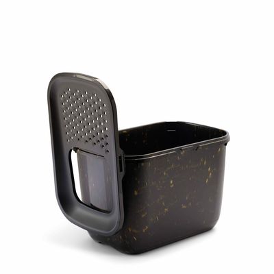 Czarny pojemnik z otwartą pokrywą, perforowaną powierzchnią i prostokątnym wycięciem. Odpowiedni do przechowywania lub transportu.