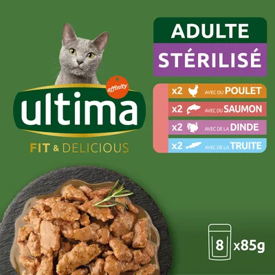 ultima FIT & DELICIOUS, adulte stérilisé, 8 x 85 g : 2x poulet, 2x saumon, 2x dinde, 2x truite. Image de morceaux en sauce et chat gris visible.
