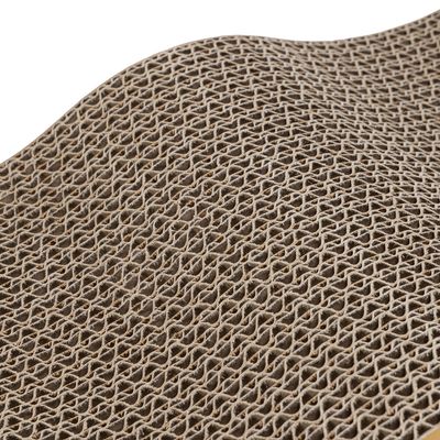 Närbild av en vågformad yta av återvunnen kartong med bikakestruktur.