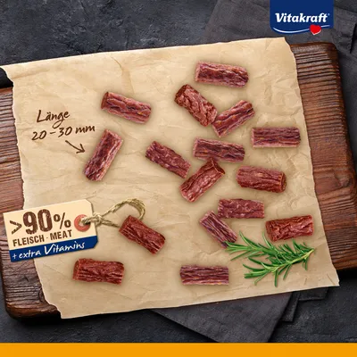 Bouchées de viande Vitakraft, longueur 20–30 mm, indication '>90 % Fleisch • Meat + extra Vitamins' visible sur l’étiquette. Marque Vitakraft en haut à droite.