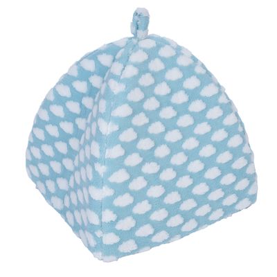 Blått tyg tält i pyramidform med vita molnmönster och en ögla på toppen.