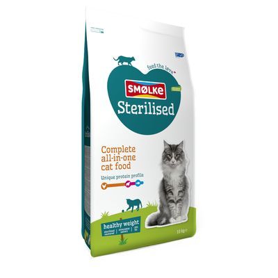 Smølke Sterilised Complete all-in-one cat food, unique protein profile, healthy weight, 10 kg zak met afbeelding van een kat op de verpakking.